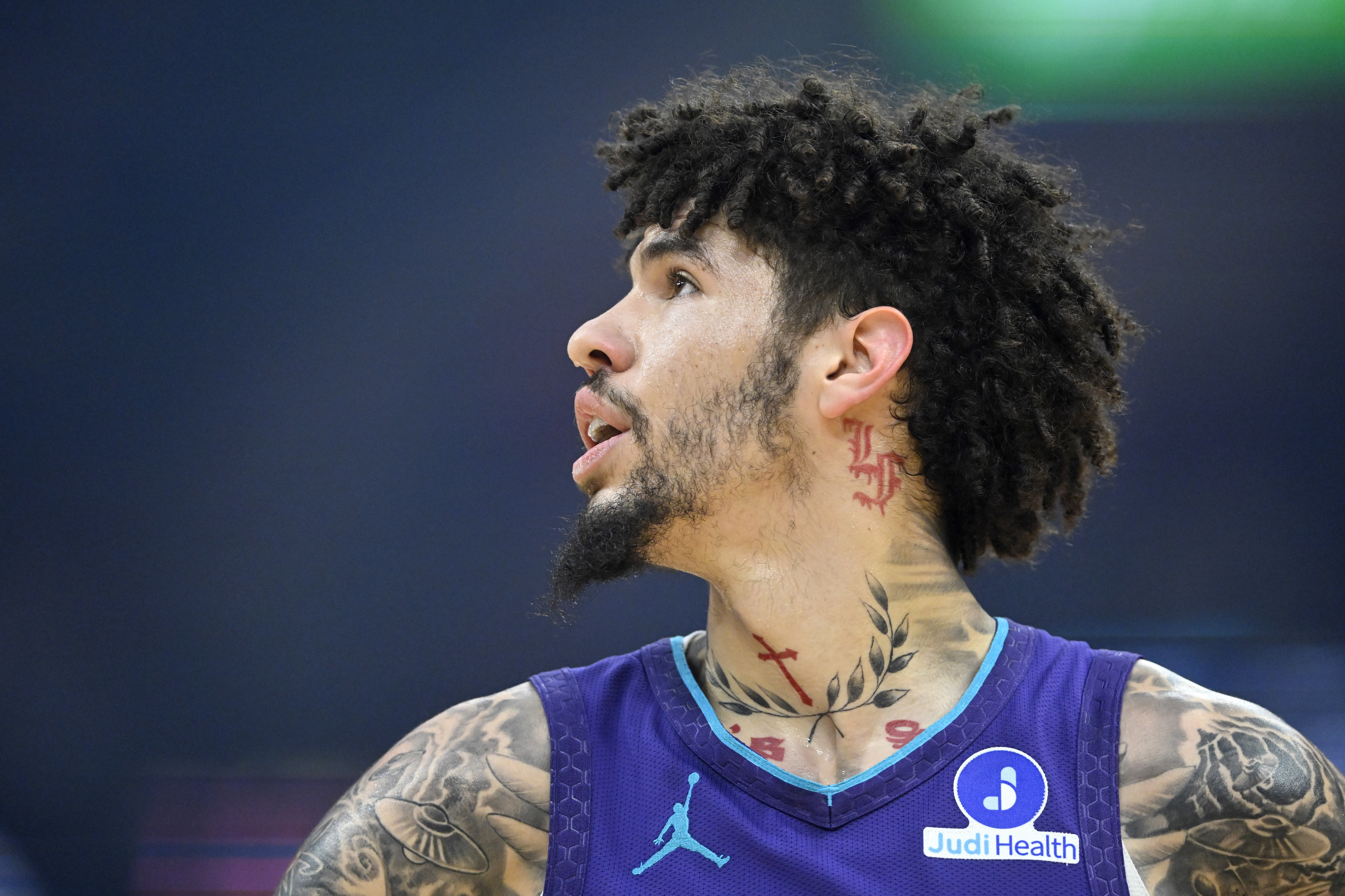 世界杯抽签原则-白送球权！拉梅洛·鲍尔后场送长传 离谱将球扔出界了