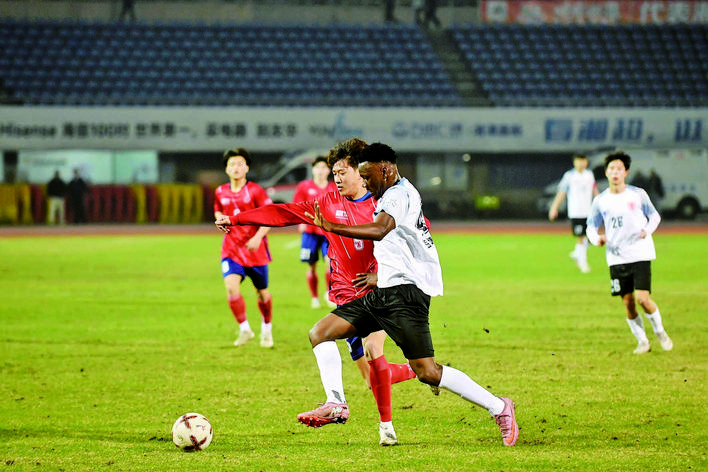 世界杯抽签时间-湘潭市“贺岁杯”足球邀请赛半决赛打响！雨湖岳塘力克对手会师决赛